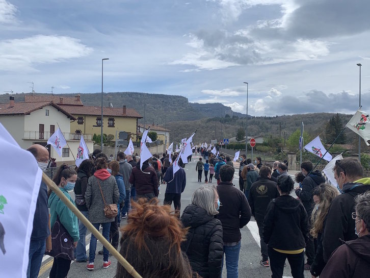 La manifestación en la carretera que atraviesa Maeztu. (@ArrroyabeEva)