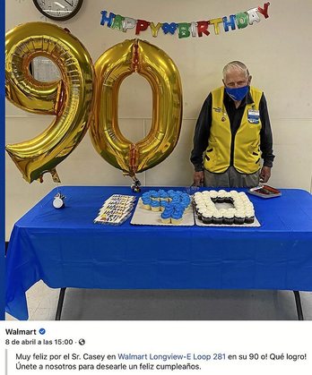 Walmart felicitó su 90 cumpleaños a uno de sus empleados.