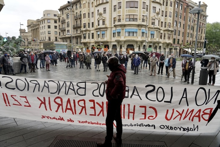 Movilización de pensionistas ante la sede de CaixaBank en Iruñea para denunciar el trato de los bancos hacia las personas mayores. (Andoni CANELLADA/FOKU)