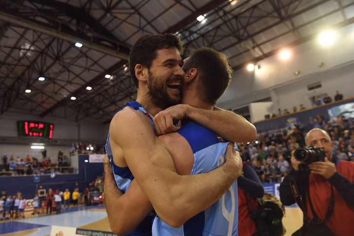 Ricardo Uriz se abraza con Sergi Pino tras conseguir el ascenso del GBC a la ACB en abril de 2017. (Jon URBE/FOKU)