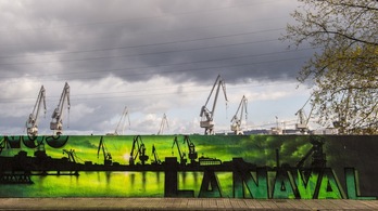 Un mural reproduce las instalaciones de La Naval en las proximidades del astillero. (Marisol RAMIREZ | FOKU)