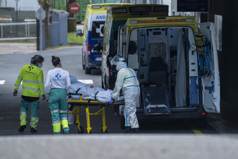 Un paciente llega en ambulancia a las Urgencias del Hospital de Donostia.       (Gorka RUBIO I FOKU)