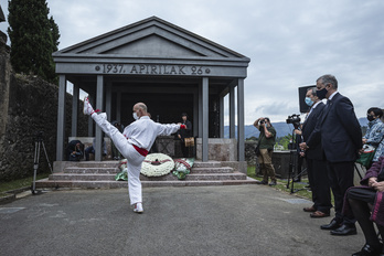 Homenaje a las víctimas del bombardeo, en el cementerio de Gernika. (Aritz LOIOLA/FOKU)