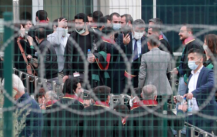 Abogados de la defensa de los militantes y cargos del HDP enjuiciados, en el exterior del tribunal al que no se les permitió entrar. (Adem ALTAN/AFP)