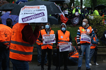 Concentración de trabajadores de PCB ante el Palacio de Justicia de Bilbo. (Aritz LOIOLA/FOKU)