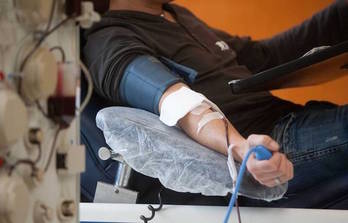 La donación de sangre, siempre un acto de solidaridad y ahora también una aportación al estudio de la pandemia. (NAIZ)