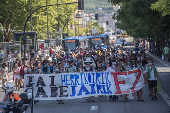 Jai herrikoien aldeko manifestazioa pasa den udan. (Gorka RUBIO/FOKU)