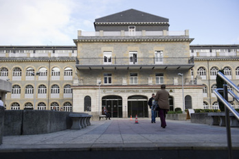 La mujer se encuentra en la UCI del Hospital Santiago de Gasteiz. (Juanan RUIZ/FOKU)