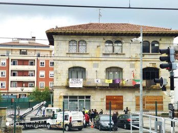 Agentes de Ertzaintza y Policía Municipal se han personado esta mañana en el gaztetxe de Zornotza. (@gara_aerenaga)