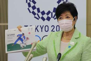 La gobernadora de Tokio Yuriko Koike presenta el documento de las directrices para deportistas participantes en los JJOO. (Kazuhiro NOGI / AFP)