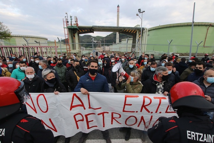 Paro de los trabajadores y trabajadoras de Petronor contra el ERTE, el martes 20 de abril. (Oskar MATXIN-EDESA/FOKU)