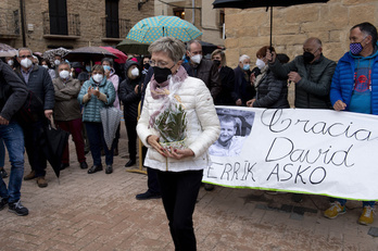 Angelines, madre de David Beriain, se dirige a sus vecinos de Artaxoa. (Iñigo URIZ/FOKU)