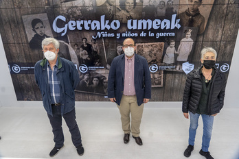 Chueca, Gambra y Monge en la presentación de la iniciativa, hoy en Donostia. (Gorka RUBIO/FOKU)