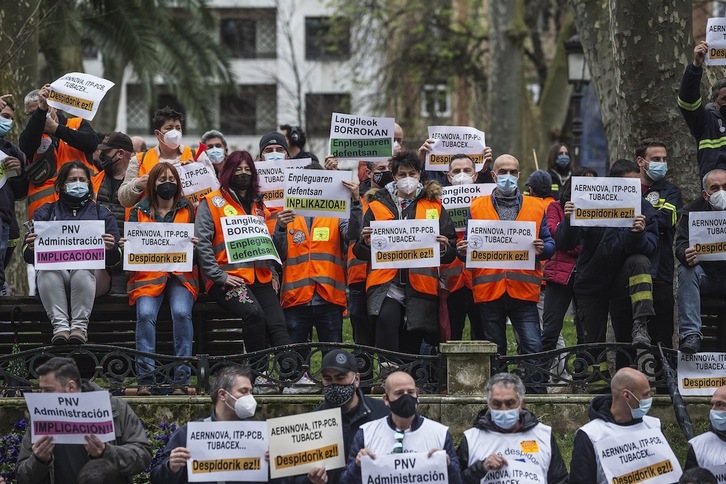 Trabajadores de Aernnova y otras empresas en lucha ante la sede del TSJPV. (Aritz LOIOLA/FOKU)