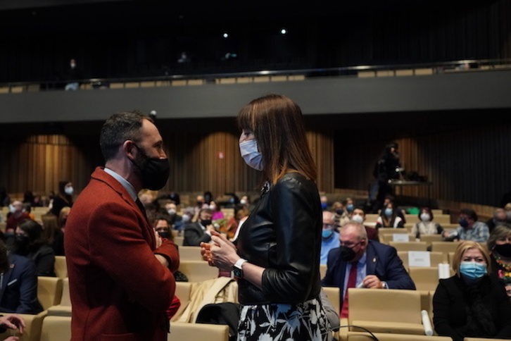 Itxaso junto a Mendia en un acto celebrado en Gasteiz. (Iñaki BERASALUCE/EP)