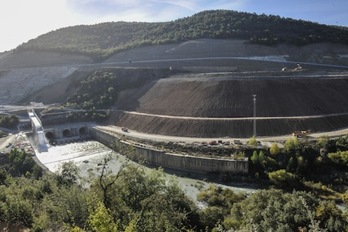 Trabajos de recrecimiento en el embalse de Esa, en una imagen de archivo. (Idoia ZABALETA/FOKU)