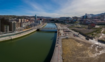 Vista de la Ría desde el Canal de Deustu.