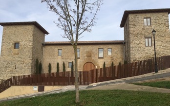 El palacio de cabo de armería de Olloki ha sido restaurado para acoger eventos como banquetes de boda. (NAIZ)