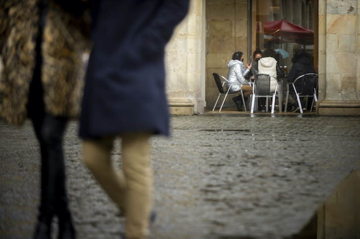 Una terraza en el centro de Gasteiz. (Jaizki FONTANEDA/FOKU)