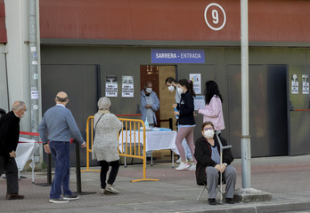 Vacunación en Ilunbe, este domingo. (Gorka RUBIO/FOKU)