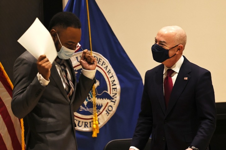 Alejandro Mayorkas (a la derecha), secretario de Seguridad Nacional, entrega un diploma de naturalización en EEUU durante una ceremonia que tuvo lugar en Nueva York el 28 de abril. (Michael M. SANTIAGO | AFP)