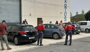 Agentes de la Policía Foral en el exterior del local clausurado. (@policiaforal_na)