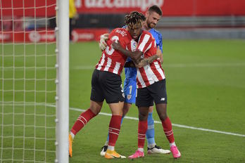 Los jugadores del Athletic celebran el gol de la victoria anotado por Williams en Sevilla. (Cristina QUICLER / AFP)