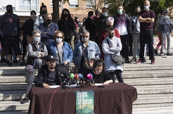 Familiares y amigos de los diez jóvenes detenidos la semana pasada en Iruñerria han denunciado la «persecución sin pudor» de la actividad política. (Jagoba MANTEROLA/FOKU)