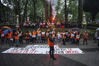 Concentración de las y los trabajadores de PCB ante el Palacio de Justicia de Bilbo mientras se celebraba el juicio por los despidos. (Aritz LOIOLA/FOKU)