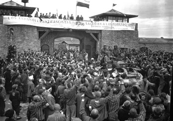 Una imagen del día de la liberación del campo de Mauthausen con una pancarta de los presos republicanos. (NAIZ)