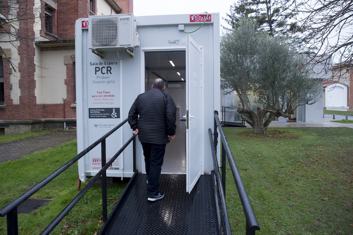 Un hombre acude a hacerse una PCR en los hospitales de Iruñea. (Iñigo URIZ/FOKU)