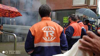 Concentración de trabajadores de Tubos Reunidos frente a las oficinas centrales de Bilbo. (LAB AIARA)