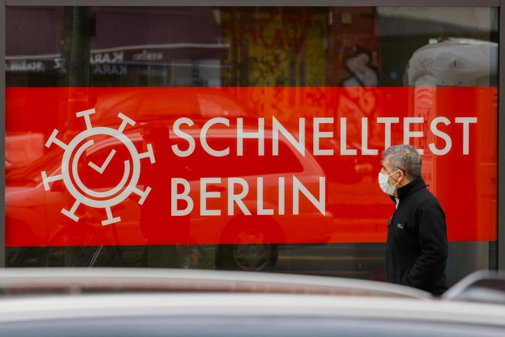 Un hombre pasa ante un centro de test rápidos de coronavirus en Berlín, que será la sede del Centro de Inteligencia para Pandemias y Epidemias de la OMS. (David GANNON | AFP)