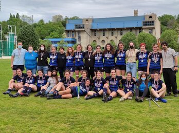 Las chicas del Bera Bera posan con las medallas de campeonas de Liga Vasca. (@rugbyberabera)