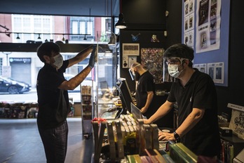 Un comercio en Bilbo. (Aritz LOIOLA/FOKU)