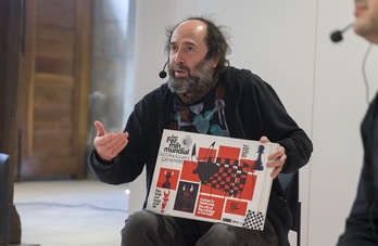 MIkel Urmeneta explica uno de los carteles que ha diseñado por el festival online ‘La Fiesta Inteligente’. (AYUNTAMIENTO DE IRUÑEA)