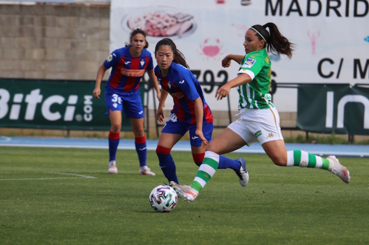 Mari Paz se dispone a rematar el balón ante Honoka. (Real Betis)