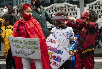 Foto de archivo de una protesta de la comunidad escolar de Atxuri y Alde Zaharra. (Marisol RAMIREZ/FOKU)