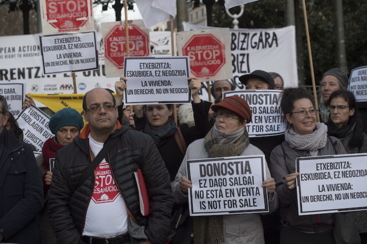 Donostian etxebizitzaren egoera salatzeko aurretik egindako mobilizazio bat. (Juan Carlos RUIZ/FOKU)