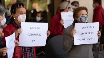 Vecinas de Alde Zaharra reclaman una mejor accesibilidad al centro de salud del barrio. (Rubén/AZ EKIMENA)