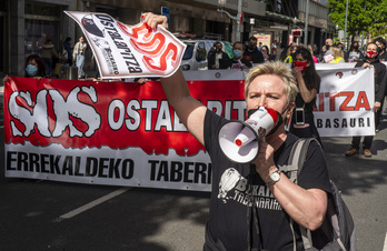 Marcha que los hosteleros han llevado a cabo en Bilbo. (Marisol RAMIREZ/FOKU)