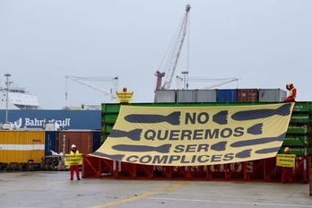 Acción de Greenpeace en el puerto de Bilbo. (@greenpeaceEUS)