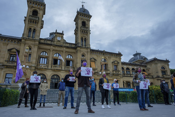 Concentración frente al ayuntamiento de Donostia convocada por EH Bildu. (Jon URBE/FOKU)