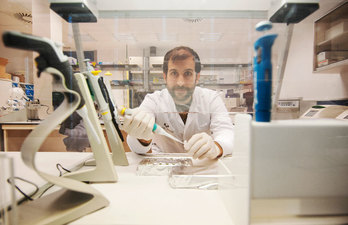 ﻿﻿﻿﻿﻿Luis Javier Chueca, doctor e investigador principal del estudio. (Nuria GONZÁLEZ/EHU)