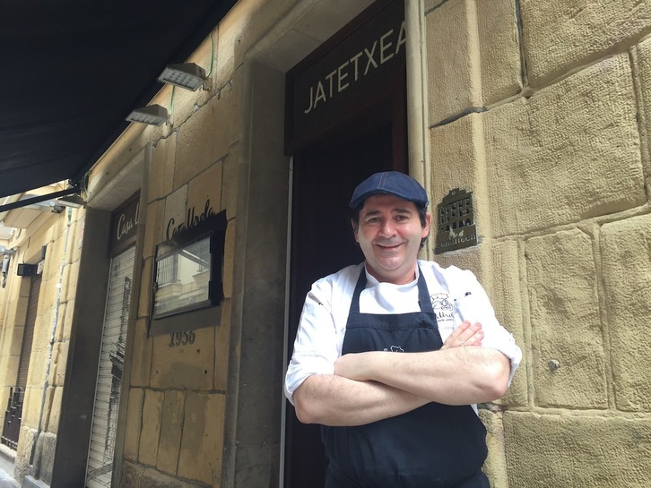 Pablo Loureiro, en la puerta de su restaurante Casa Urola de Donostia.