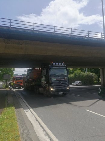 El camión que transportaba una excavadora se ha quedado atascado en la avenida de Tolosa. (@MartxeloDiaz)