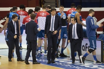 Marcelo Nicola busca soluciuones con su staff técnico. (Juan Carlos RUIZ / FOKU)