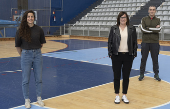 Tati Garmendia (erdian), Alba Menendez (ezkerrean) eta Imanol Alvarezekin (eskuinean) batera. (Jagoba MANTEROLA / FOKU)