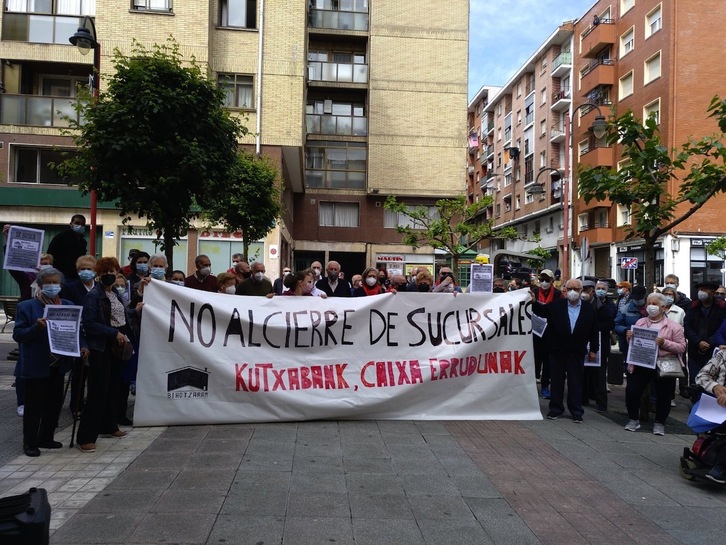 Concentración contra el cierre de sucursales bancarias en Arangoiti. (@EHBilduDeustu)