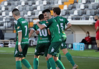 Los jugadores del Amorebieta celebran el gol de Mikel Álvaro. (@rfef)